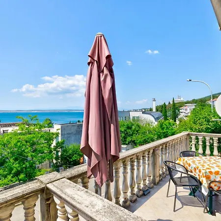Lana R. Apartment *